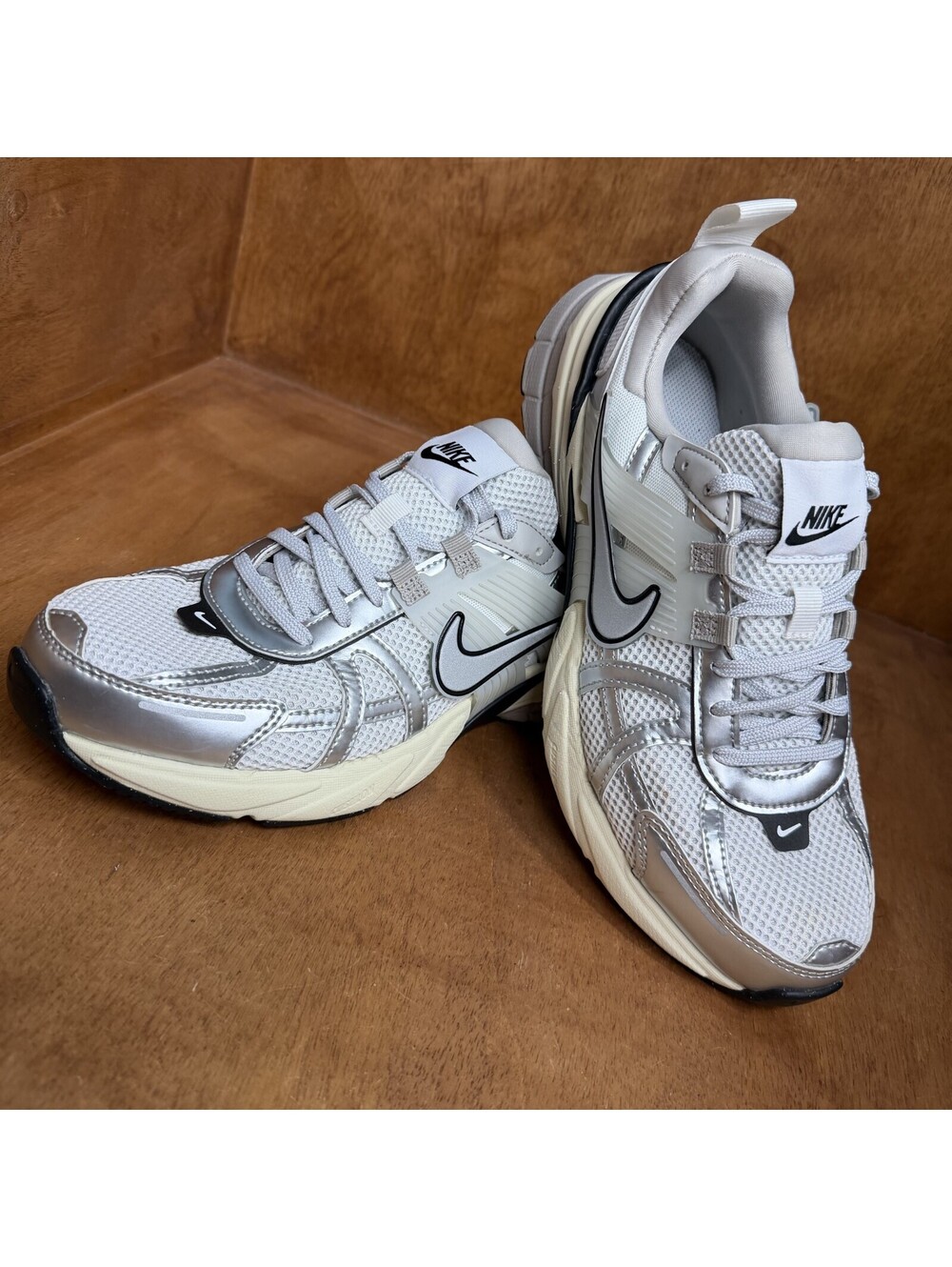 Nike V2K Run Shoes Womens Sz 10 Summit White Metallic Silver Sneakers FD0736-100